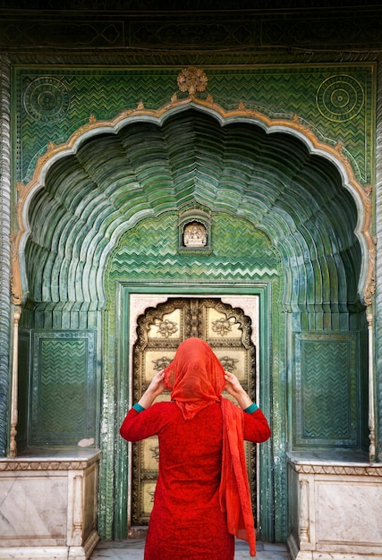 Mujer en el palacio de la ciudad de Jaipur