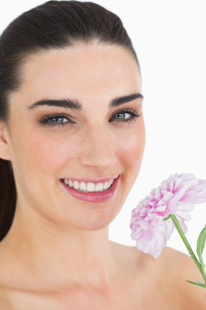 Mujer pálida mostrando una flor