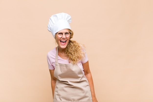 Mujer panadera con una gran sonrisa amable y despreocupada