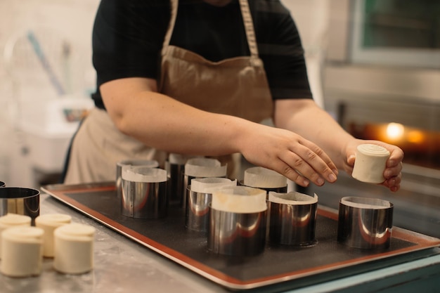 Mujer panadera prepara kraffins en la panadería