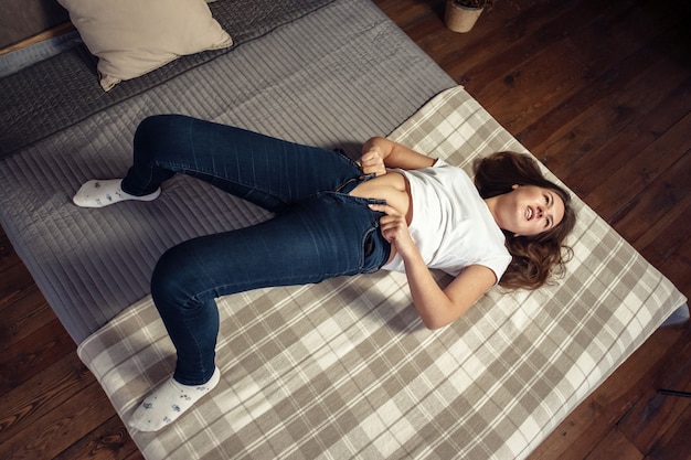 Mujer y pantalones pequeños