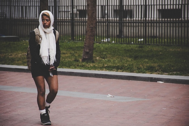 Mujer con pañuelo blanco Foto