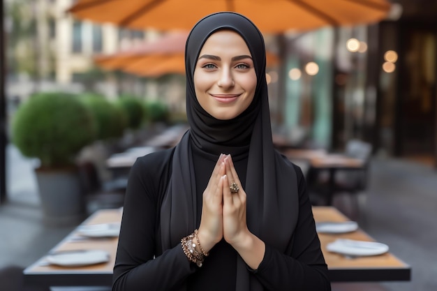 Una mujer con un pañuelo en la cabeza con manos namaste.