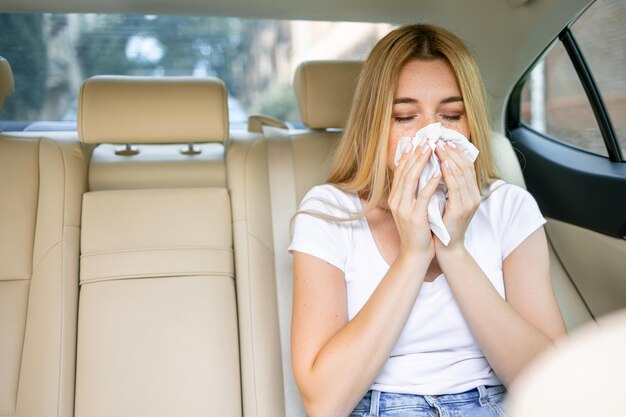 mujer, con, pañuelo, niña enferma, tiene, nariz que moquea