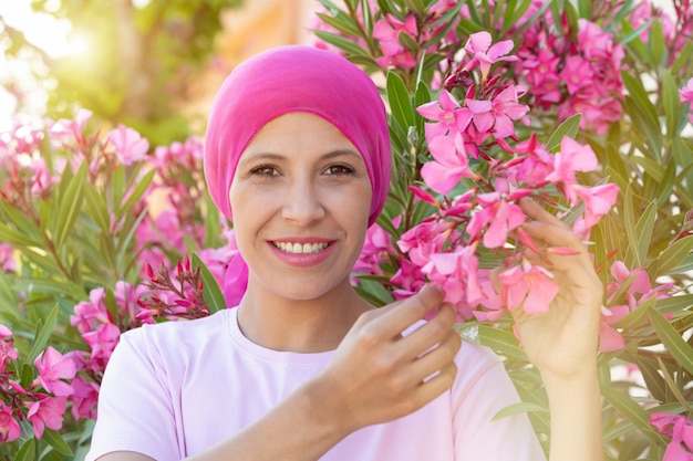 Mujer con pañuelo rosa en la cabeza.