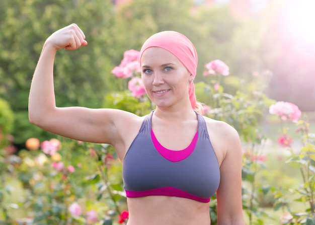 Mujer con pañuelo rosa, concepto de lucha contra el cáncer