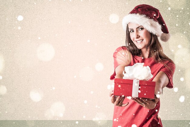 Mujer de Papá Noel con regalo