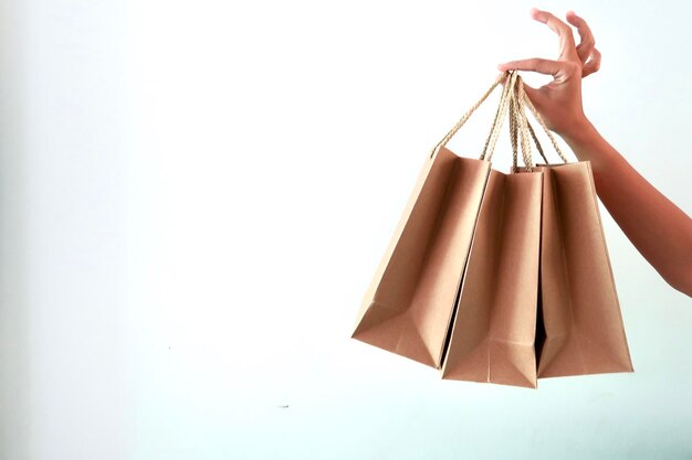 Mujer con papel de bolsa de fondo blanco