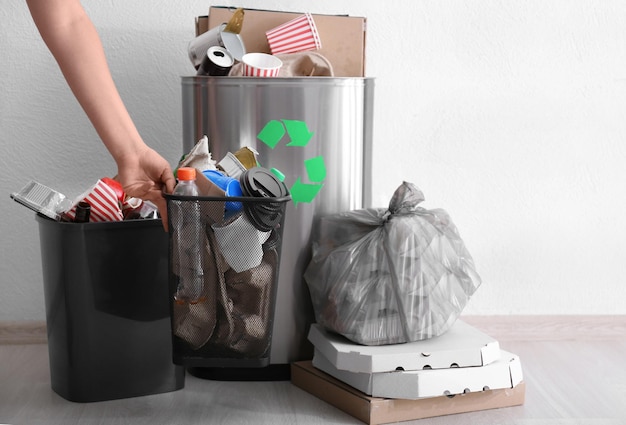 Mujer con papelera y basura en el interior