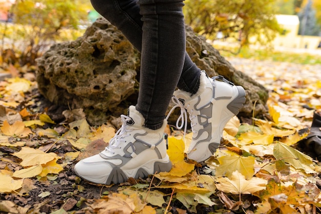 Una mujer con un par de zapatos que dicen "en el costado del zapato"