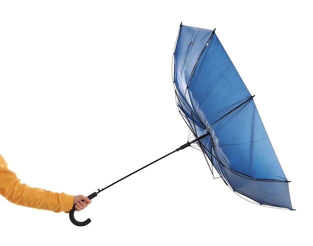 Mujer con paraguas atrapado en una ráfaga de viento sobre fondo blanco primer plano