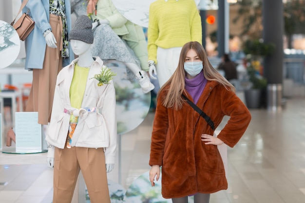 Foto mujer con paraguas caminando por la tienda