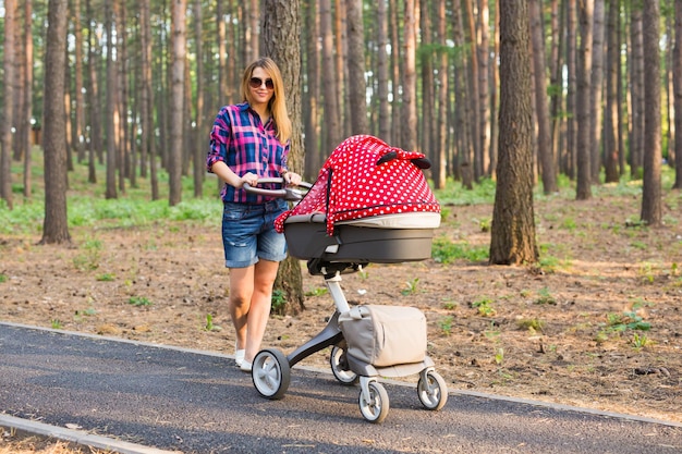 Foto mujer con paraguas en el camino en el bosque