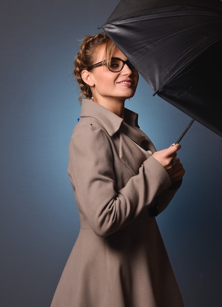 Mujer con paraguas, foto de estudio