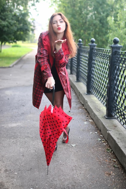 Mujer, con, paraguas rojo, en, calle, árbol