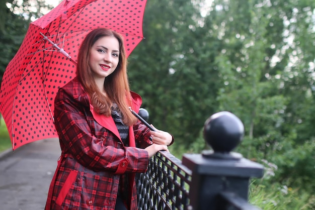 Mujer, con, paraguas rojo, en, calle, árbol