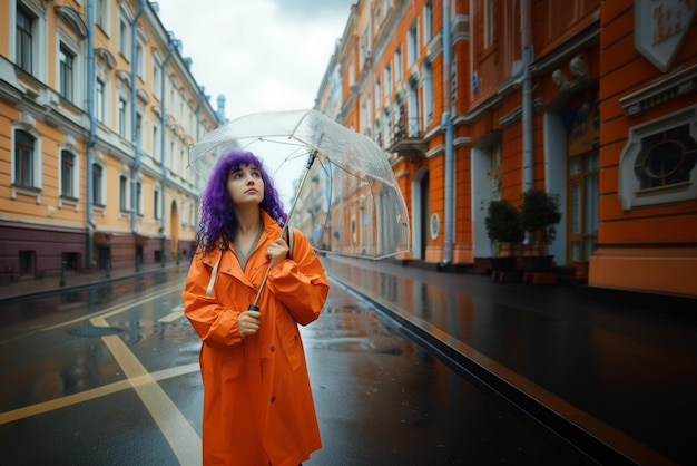 Mujer con un paraguas transparente contra la arquitectura de San Petersburgo