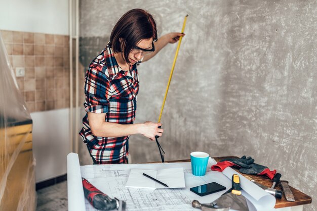 Mujer, pared de medición, en, cocina