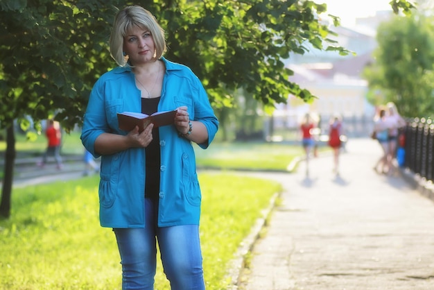 mujer, en, el, parque, árbol verde, con, libro