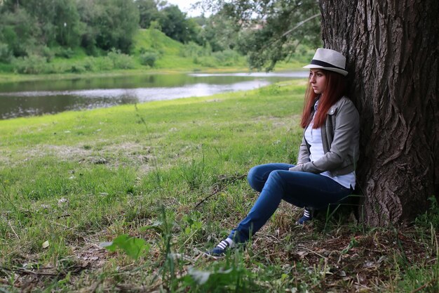 Mujer en el parque de árboles al aire libre