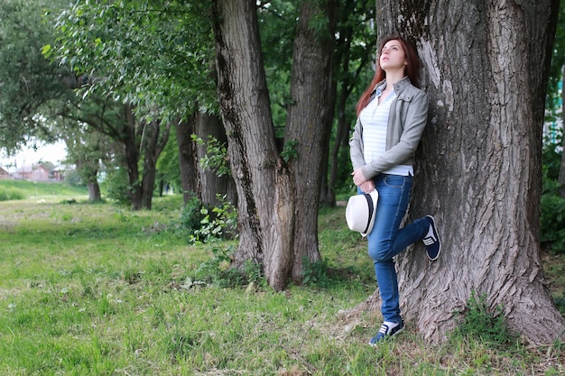 Mujer en el parque de árboles al aire libre