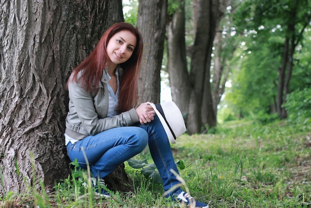 Mujer en el parque de árboles al aire libre