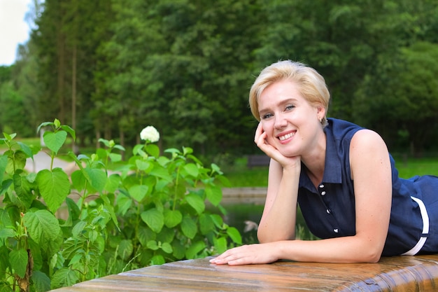 Mujer en un parque de la ciudad entre vegetación