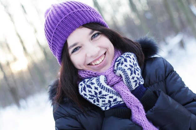 Mujer en el parque de invierno