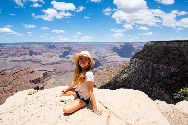 Mujer en el parque nacional del gran cañón niña en la imagen panorámica de arizona, estados unidos desde el borde sur