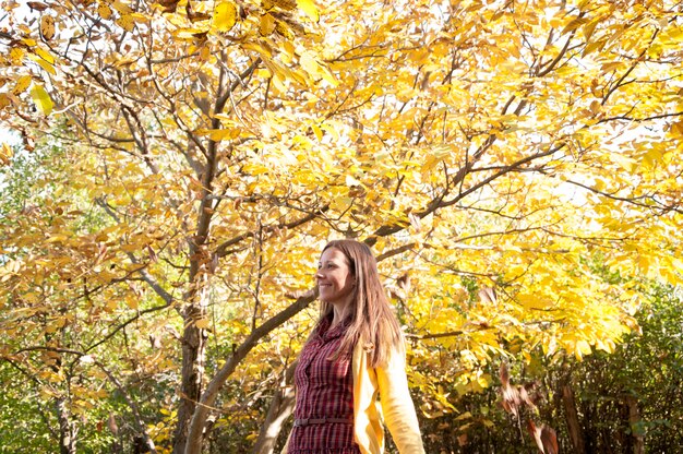 Mujer en el parque otoño