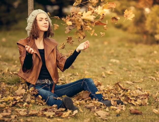 mujer en el parque otoño