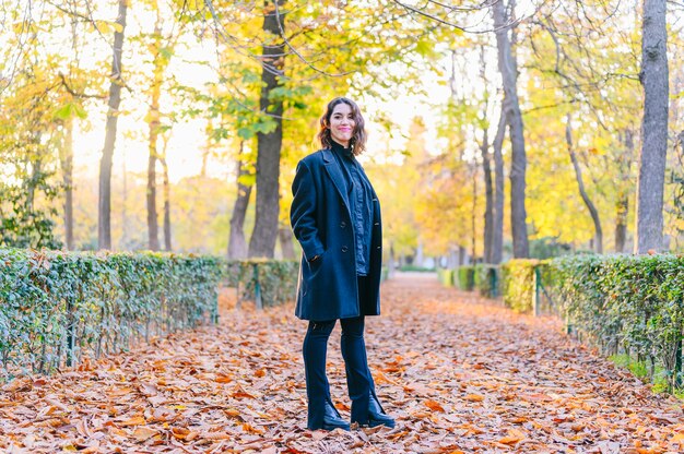 Mujer en un parque en otoño