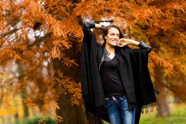 Mujer en el parque de otoño