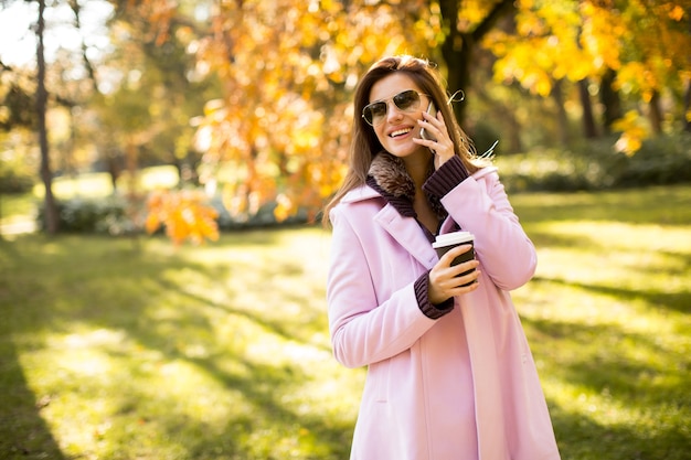 Mujer en el parque de otoño