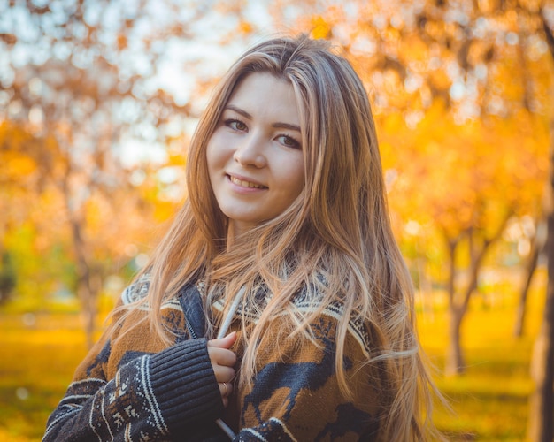 Mujer en el parque de otoño