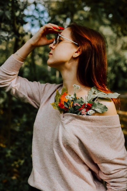 Mujer en el parque de otoño