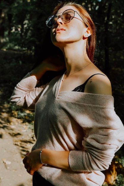 Mujer en el parque de otoño