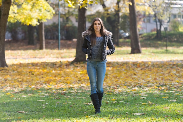 Foto mujer en el parque de otoño