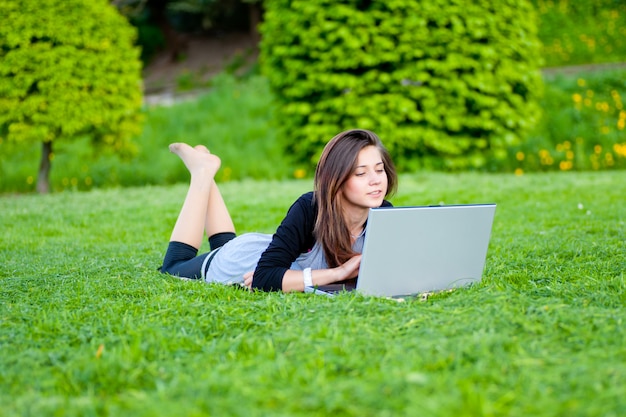 Mujer en el parque de verano