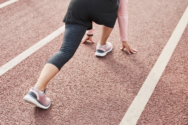 Mujer participando en evento deportivo