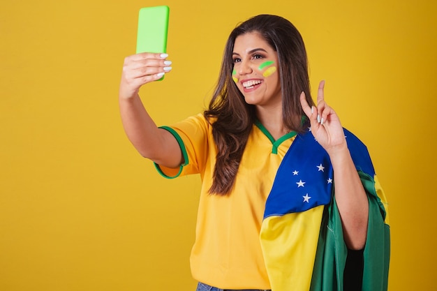 Mujer partidaria del campeonato de fútbol de la copa mundial de Brasil 2022 Tomando fotos selfie autorretrato con teléfono celular