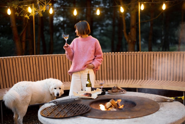 La mujer pasa tiempo libre con su perro en el salón al aire libre