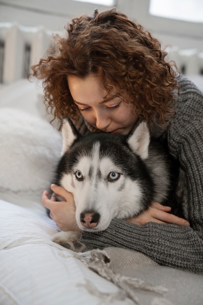 Foto mujer pasando tiempo con su mascota