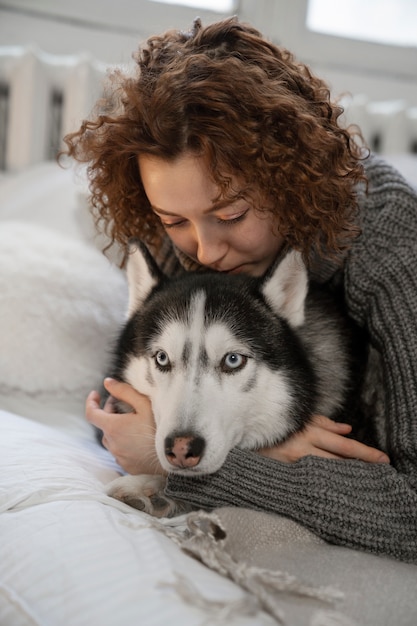 Mujer pasando tiempo con su mascota