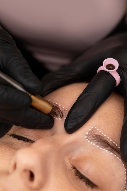 Foto mujer pasando por un tratamiento de microblading