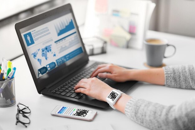 mujer con pasaporte de inmunidad virtual en gadgets