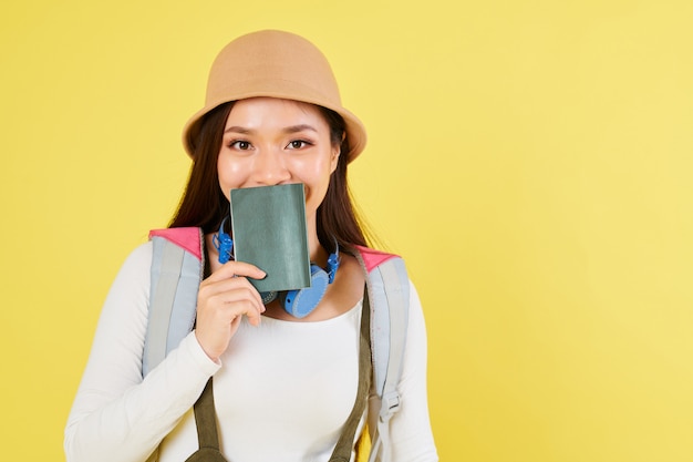 Mujer con pasaporte internacional