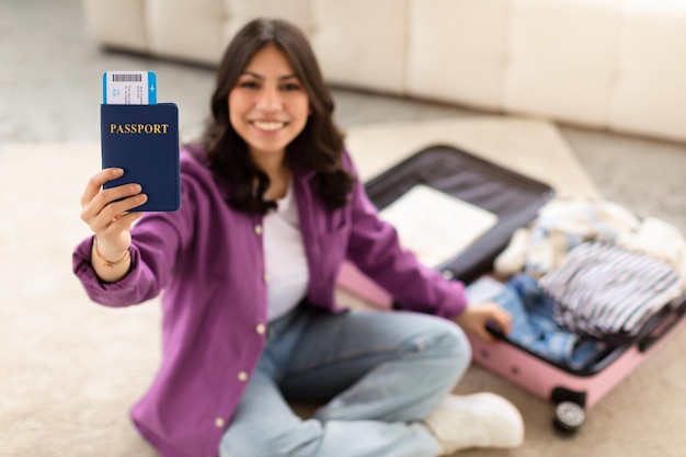 Mujer con pasaporte lista para viajar a casa interior