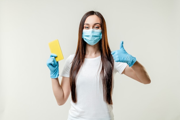 Foto mujer con pasaporte con máscara y guantes