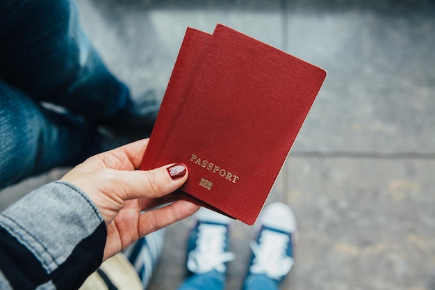 Mujer con pasaportes de cerca en el aeropuerto esperando el vuelo